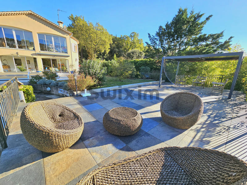 Villa - 227 m² - 10 pièces