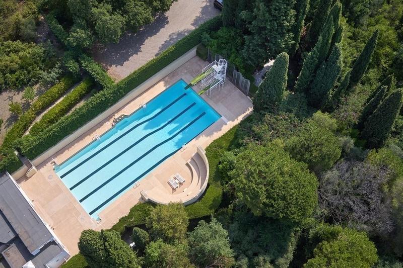 Maison - 2 850 m² - 30 pièces