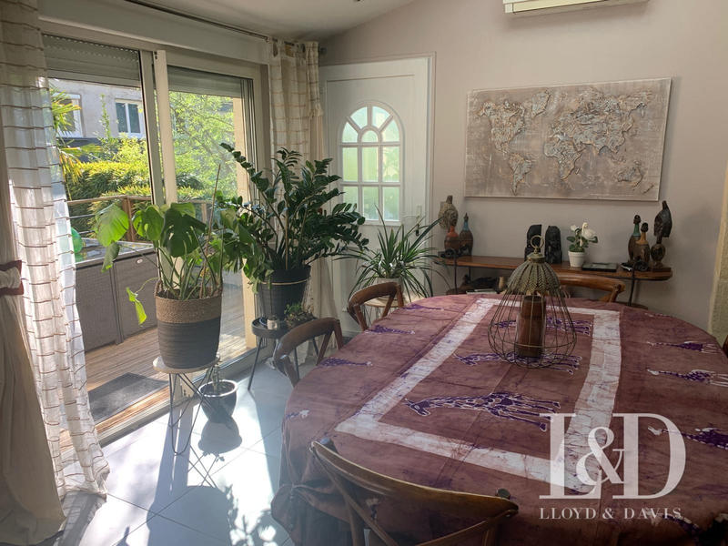 Maison - 220 m² - 9 pièces