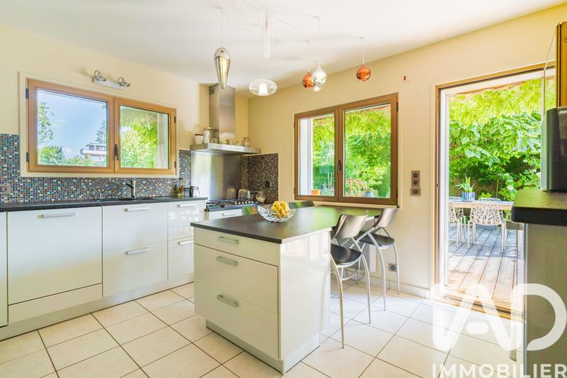 Maison - 234 m² - 9 pièces