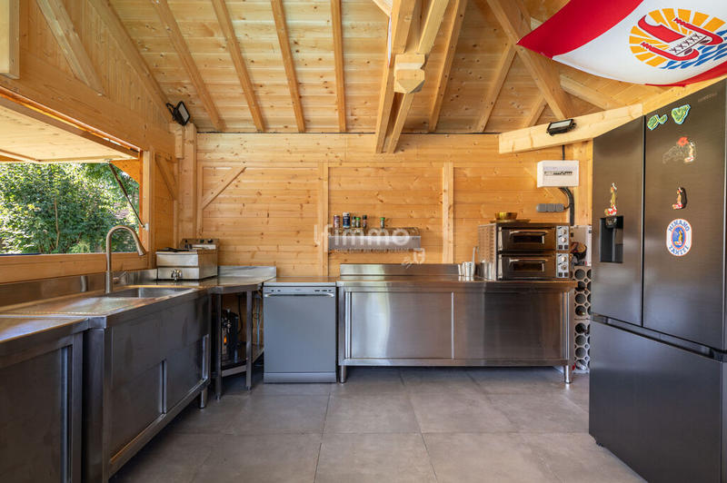 Maison - 689 m² - 10 pièces