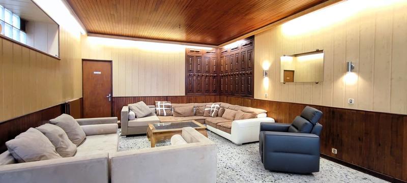 Maison - 360 m² - 9 pièces