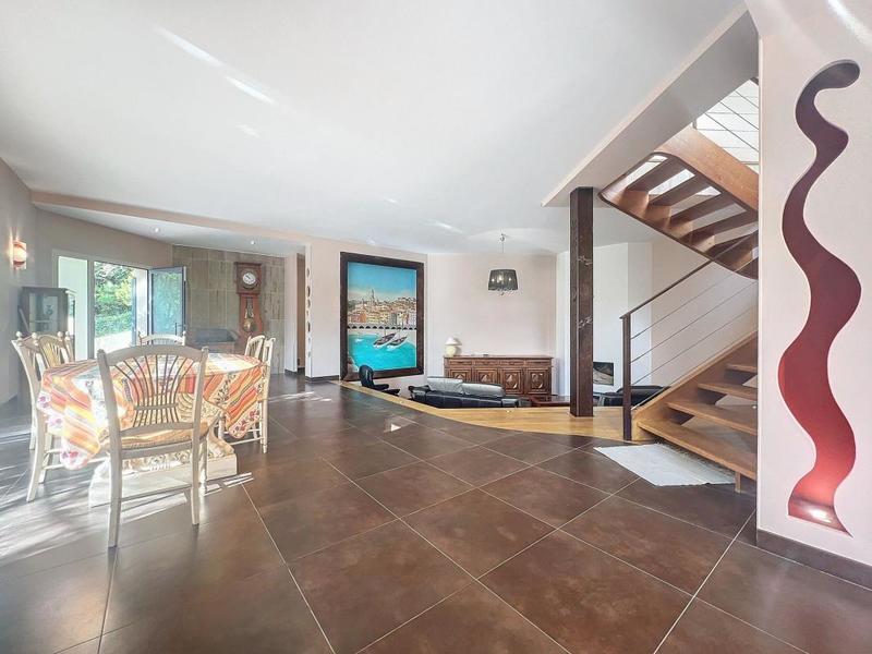 Maison - 253 m² - 5 pièces