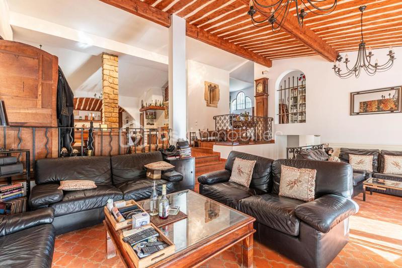 Demeure - 246 m² - 7 pièces