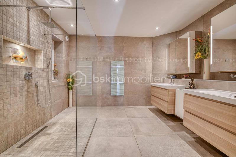 Propriété - 751 m² - 11 pièces