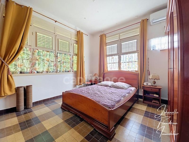 Maison - 184 m² - 9 pièces