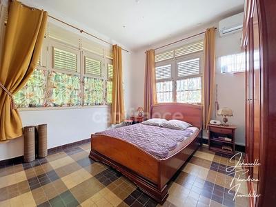 Maison - 184 m² - 9 pièces