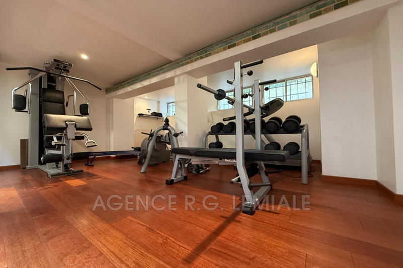 Maison - 937 m² - 15 pièces