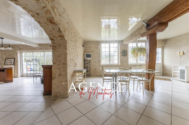 Maison - 251 m² - 5 pièces