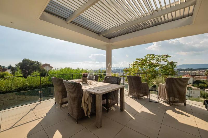 Villa - 242 m² - 6 pièces