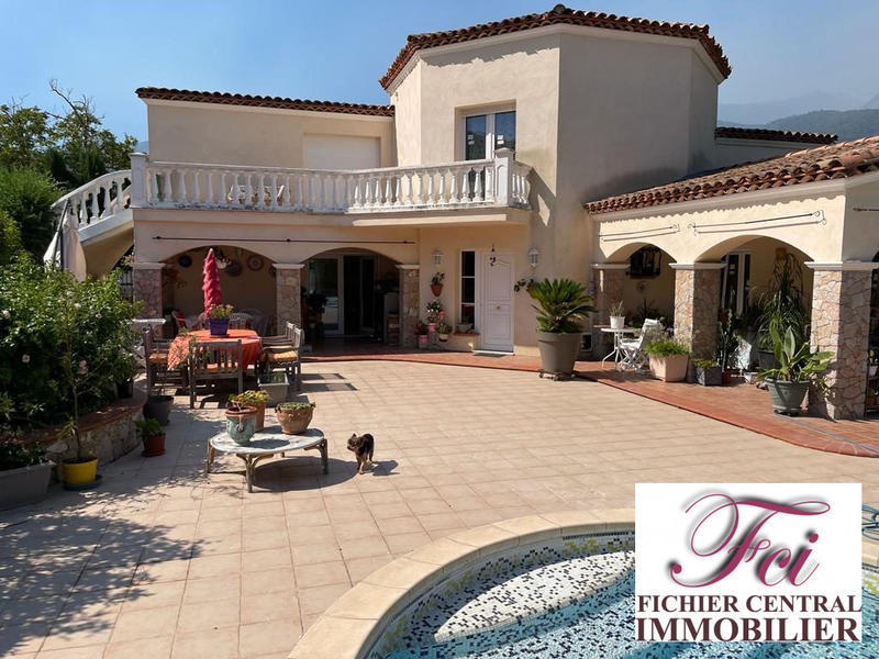 Maison - 212 m² - 6 pièces