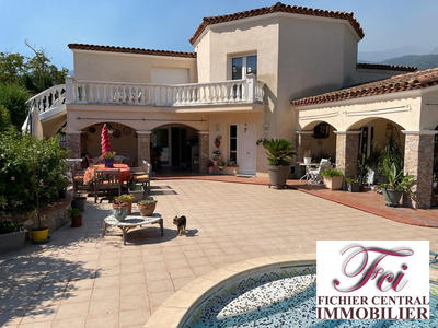 Maison - 212 m² - 6 pièces