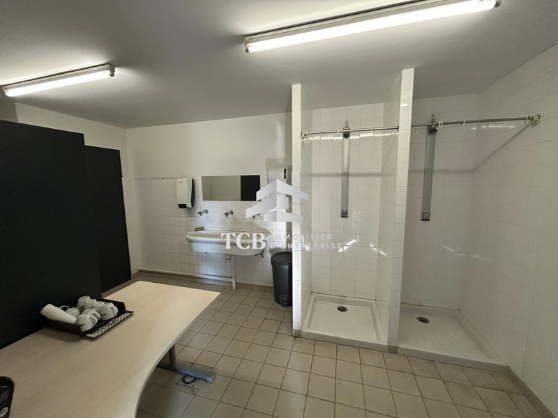 Local d'activités - 607 m²