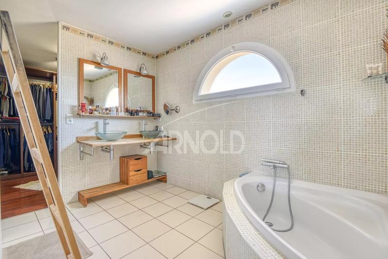 Maison - 250 m² - 12 pièces