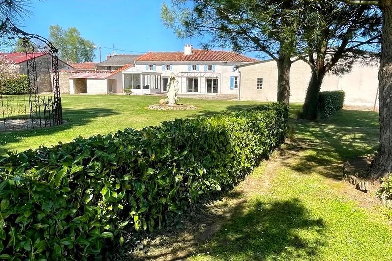Maison - 235 m² - 10 pièces