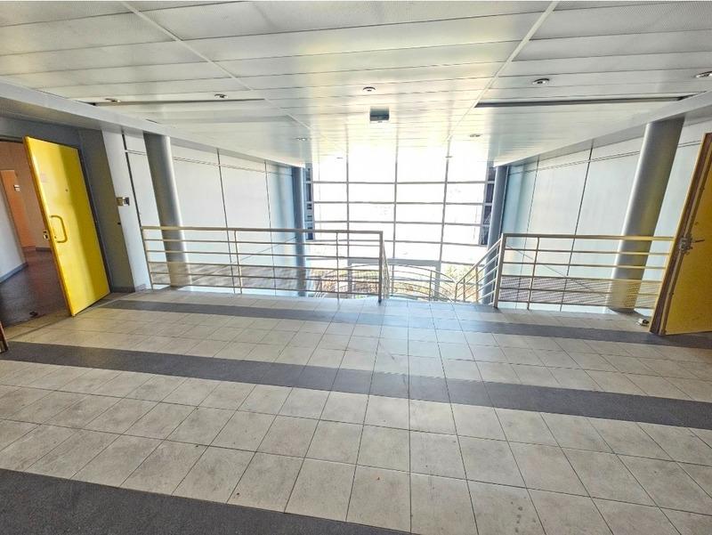 Local d'activité / Entrepôt - 750 m² - 34 pièces