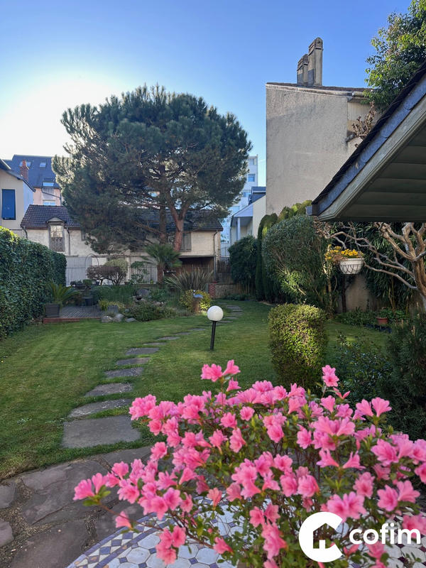 Maison - 287 m² - 10 pièces