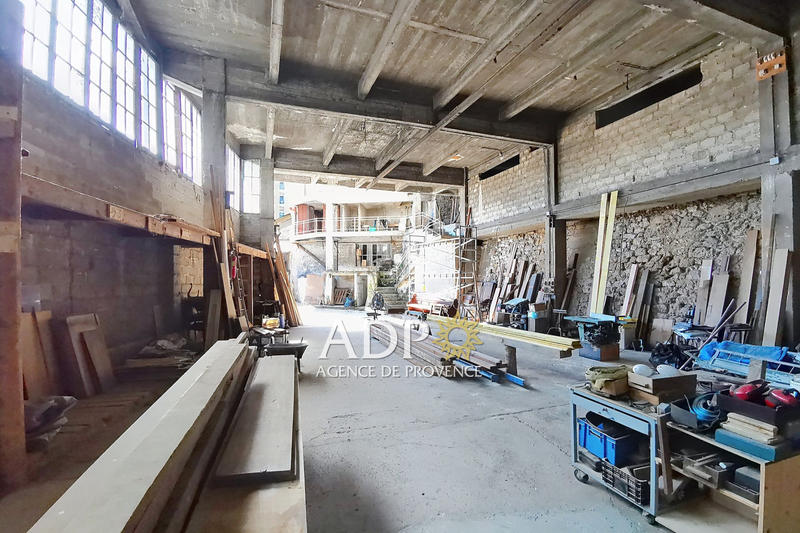 Local commercial - 921 m²