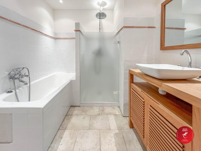 Maison - 219 m² - 10 pièces