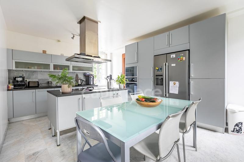 Maison - 250 m² - 7 pièces