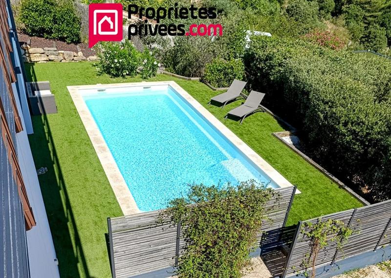 Propriété - 225 m² - 8 pièces