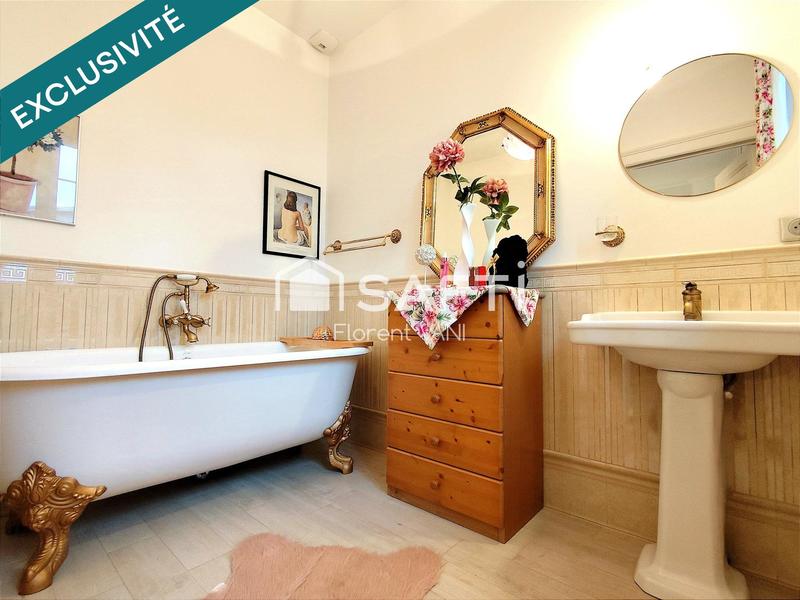 Maison - 216 m² - 9 pièces