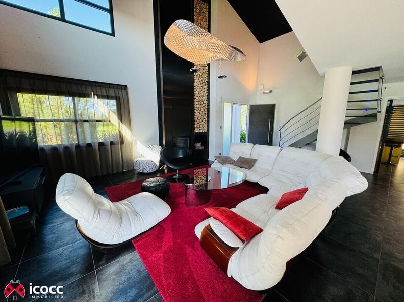 Maison - 303 m² - 11 pièces