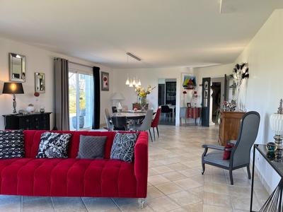 Maison - 240 m² - 8 pièces