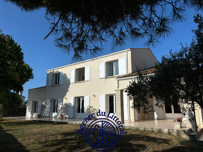 Maison - 220 m² - 8 pièces