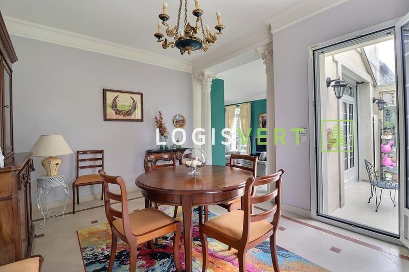 Maison - 225 m² - 9 pièces