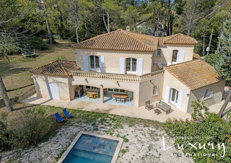 Propriété - 310 m² - 7 pièces