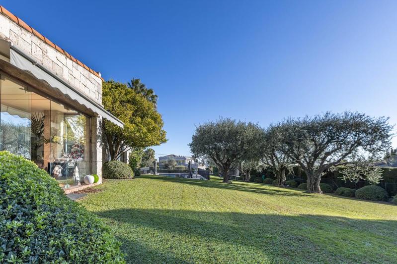 Villa - 360 m² - 8 pièces