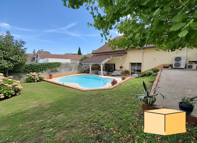 Maison traditionnelle - 377 m² - 7 pièces