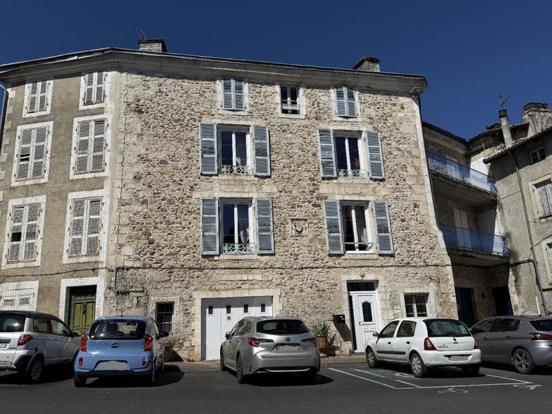 Maison - 287 m² - 12 pièces