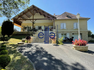 Maison - 244 m² - 10 pièces