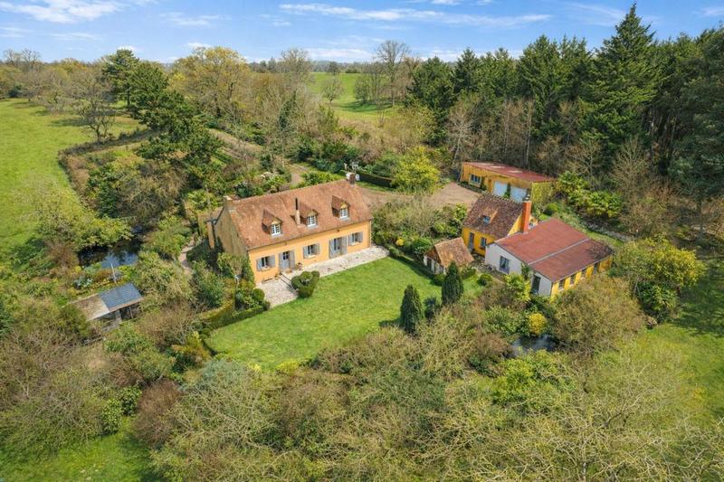 Maison traditionnelle - 240 m² - 12 pièces