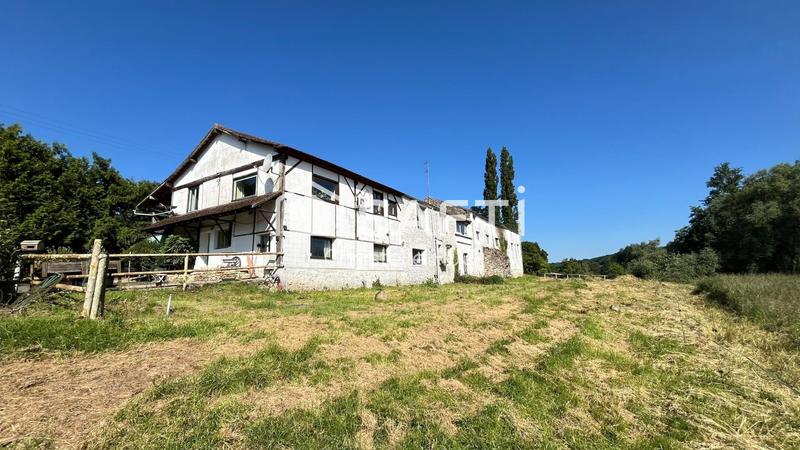 Maison - 1 200 m² - 35 pièces