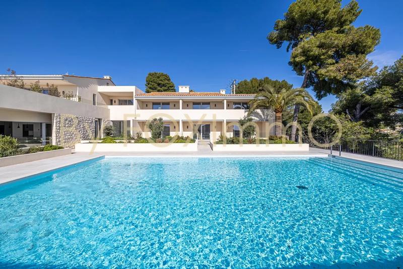 Villa - 555 m² - 16 pièces