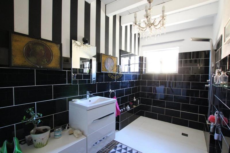 Propriété - 190 m² - 6 pièces