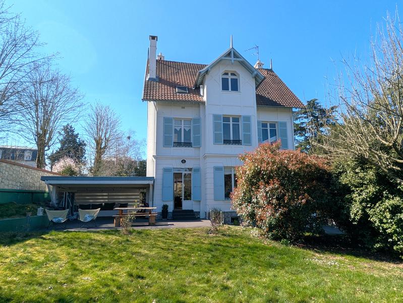 Maison - 205 m² - 9 pièces