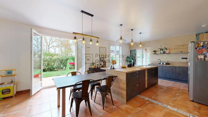 Maison - 260 m² - 9 pièces