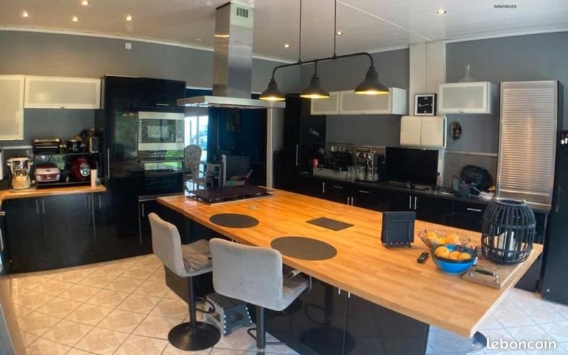 Propriété - 266 m² - 7 pièces