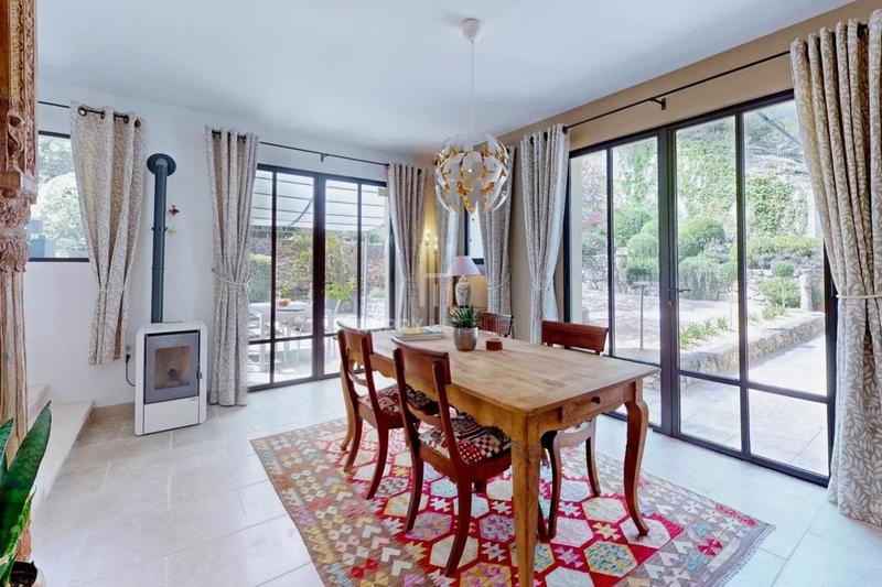 Propriété - 230 m² - 6 pièces