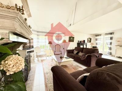 Maison - 232 m² - 8 pièces