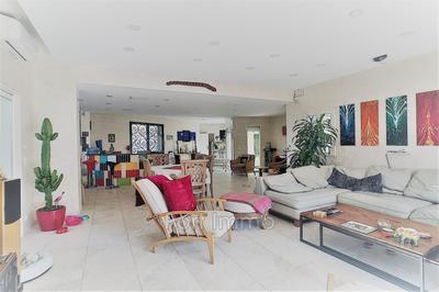 Maison contemporaine - 334 m² - 8 pièces