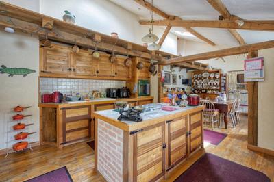 Maison - 230 m² - 13 pièces