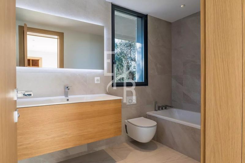 Maison - 470 m² - 7 pièces