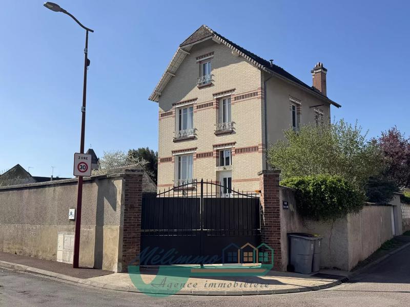 Maison - 165 m² - 9 pièces