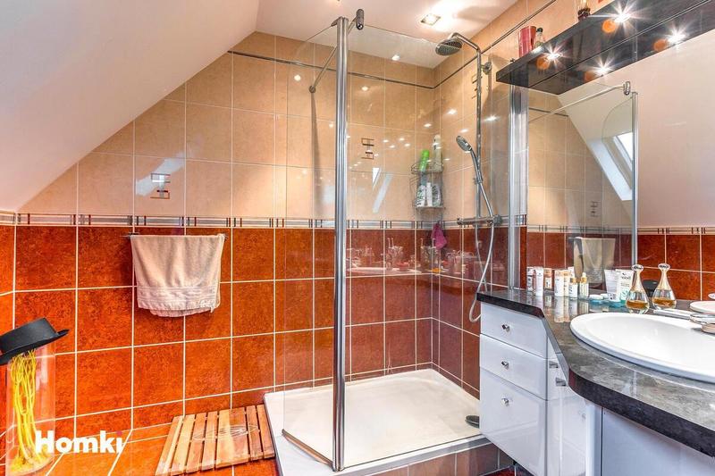 Maison - 210 m² - 8 pièces