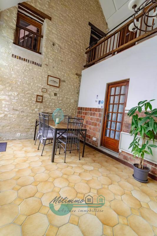 Maison - 221 m² - 9 pièces